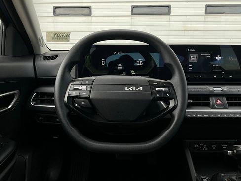 Used 2025 Kia K4 LXS image 33