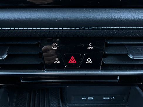 Used 2025 Volkswagen Atlas SE image 28