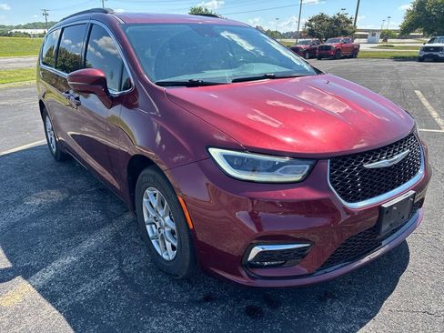 Used 2021 Chrysler Pacifica Touring FWD image 3