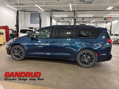 Used 2024 Chrysler Pacifica Limited w/ S Appearance Package FWD image 1