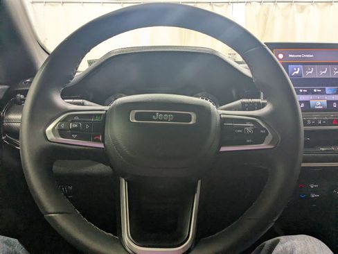 Used 2023 Jeep Compass Latitude AWD/4WD image 13