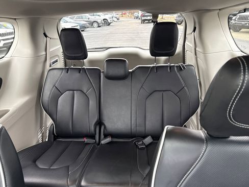Used 2022 Chrysler Pacifica Limited image 16