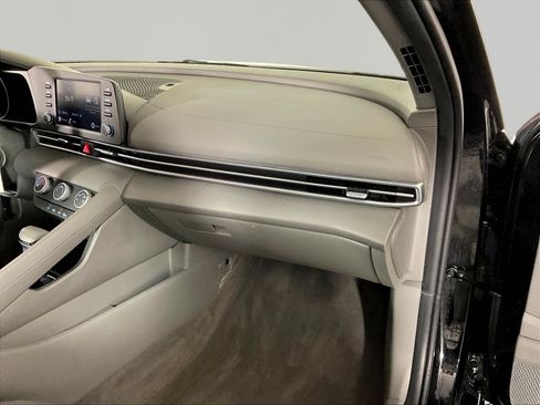 Used 2022 Hyundai Elantra SE FWD image 25