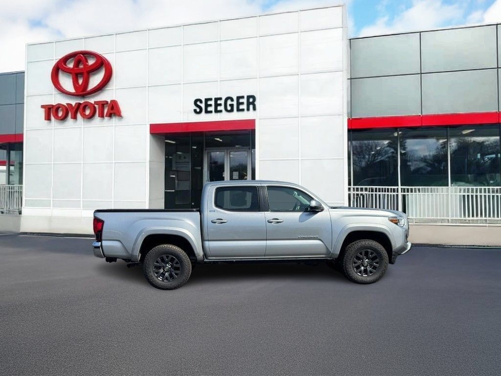 Used 2022 Toyota Tacoma SR5 AWD/4WD image 2
