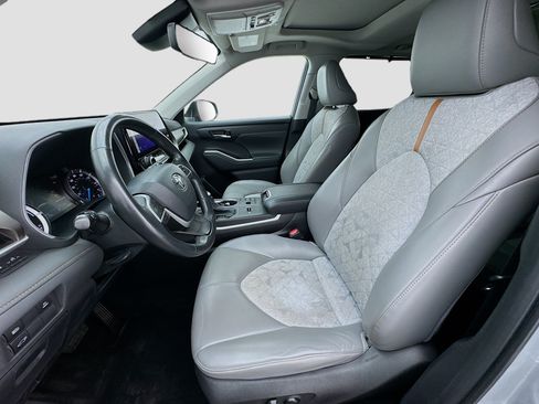 Used 2023 Toyota Highlander Bronze Edition FWD image 13