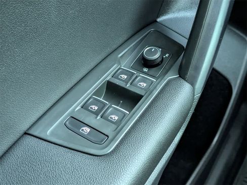 Used 2021 Volkswagen Tiguan SE w/ Panoramic Sunroof Package image 33