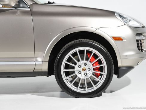 Used 2009 Porsche Cayenne Turbo S image 11