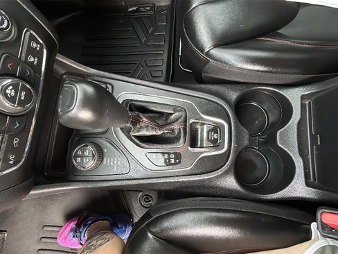 Used 2020 Jeep Cherokee Trailhawk image 18