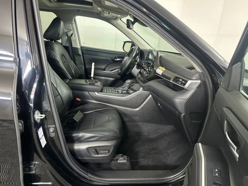 Used 2022 Toyota Highlander XLE image 29