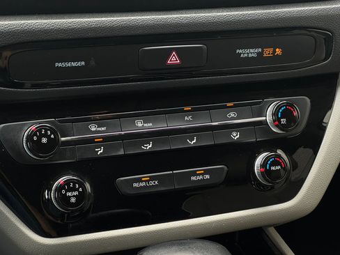 Used 2020 Kia Sedona EX image 26