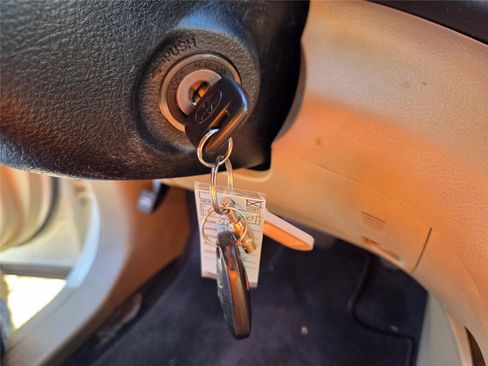 Used 2013 Toyota Highlander Base image 19