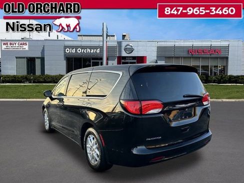 Used 2017 Chrysler Pacifica Touring image 11