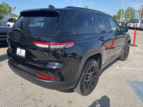 Used 2025 Jeep Grand Cherokee Altitude AWD/4WD image 26