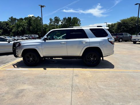 Used 2019 Toyota 4Runner SR5 AWD/4WD image 8