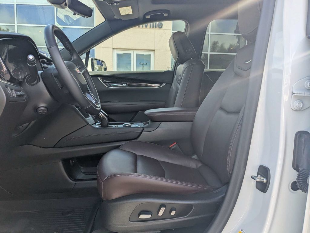 Used 2021 Cadillac XT6 Premium Luxury FWD image 2