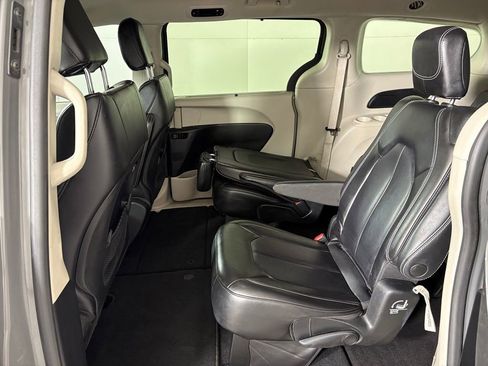 Used 2023 Chrysler Pacifica Touring-L FWD image 25