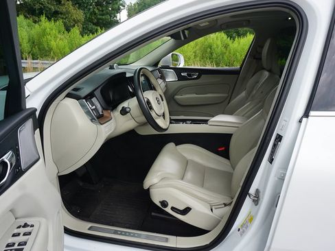 Used 2019 Volvo XC60 T6 Inscription w/ Protection Package Premier AWD/4WD image 2