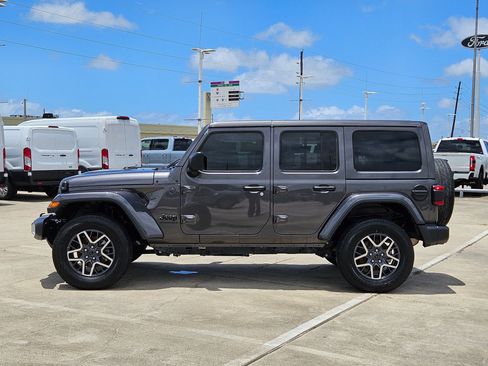 Used 2025 Jeep Wrangler Unlimited Sahara AWD/4WD image 9