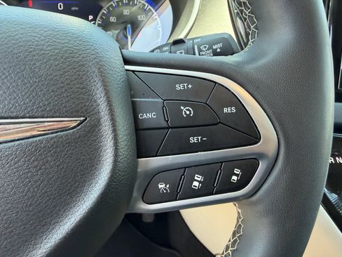 Used 2024 Chrysler Pacifica Touring-L FWD image 18