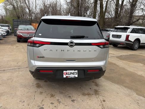 Used 2024 Nissan Pathfinder SV FWD image 8