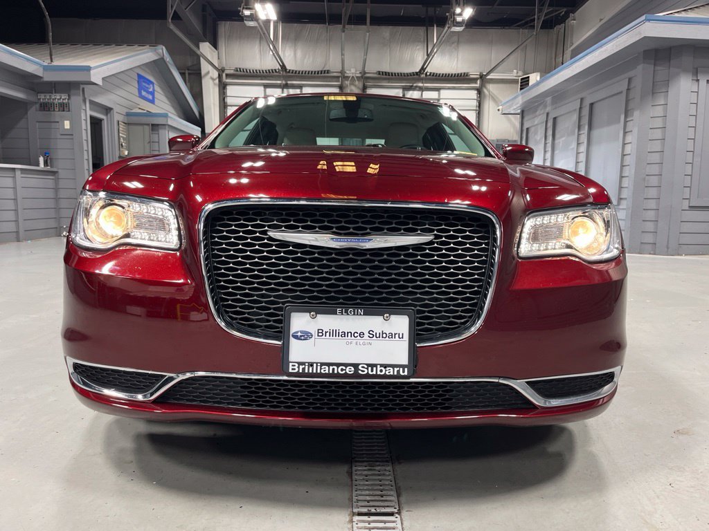 Used 2018 Chrysler 300 Touring L RWD image 2