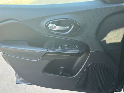 Used 2020 Jeep Cherokee Latitude Plus FWD image 19