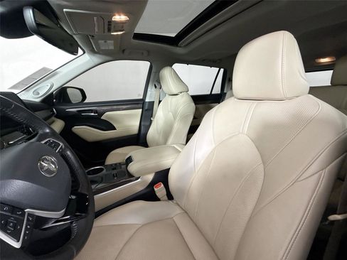 Used 2023 Toyota Highlander Limited image 3