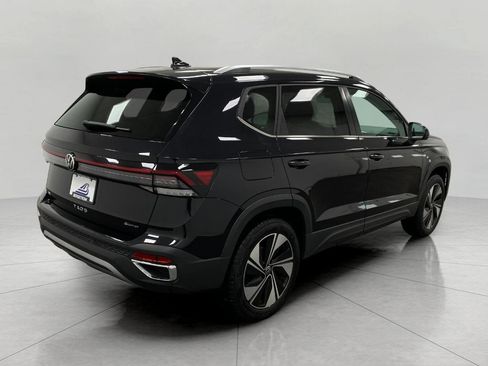 Used 2025 Volkswagen Taos SE AWD/4WD image 4