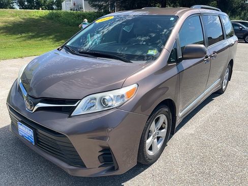 Used 2018 Toyota Sienna LE image 1