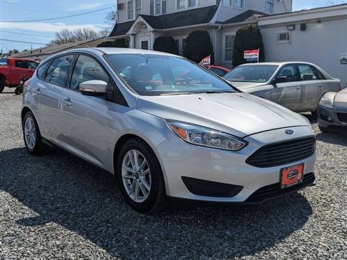 Used 2017 Ford Focus SE FWD image 1