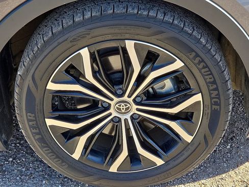 Used 2023 Toyota Crown Limited image 11