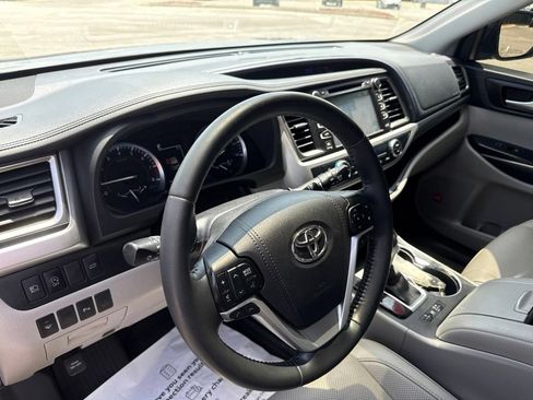 Used 2019 Toyota Highlander Limited AWD/4WD image 10