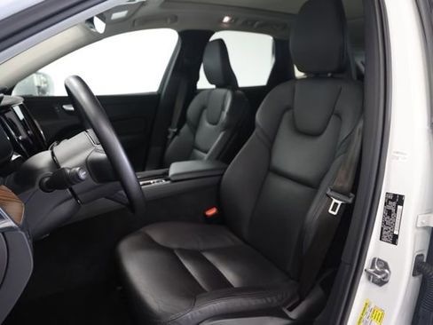 Used 2021 Volvo XC60 T6 Momentum image 22
