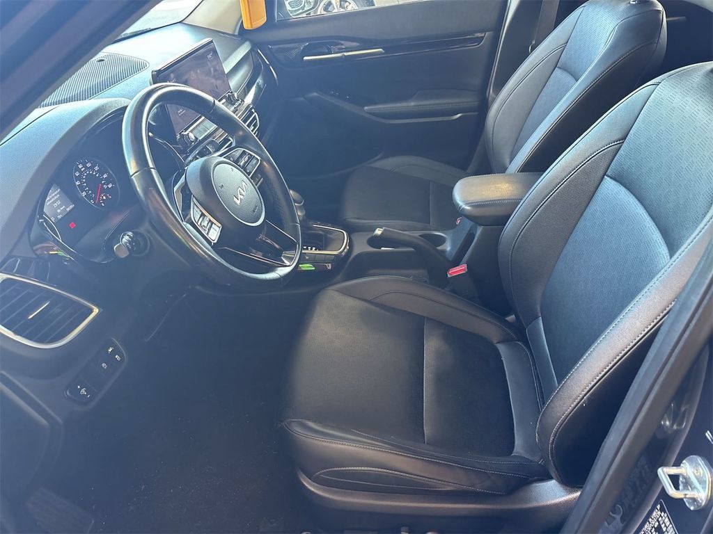 Used 2022 Kia Seltos EX AWD/4WD image 3