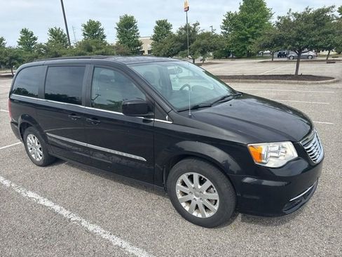 Used 2015 Chrysler Town & Country Touring FWD image 2