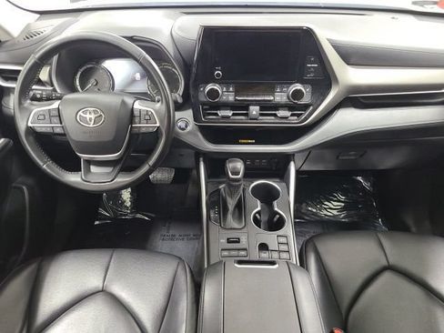 Used 2023 Toyota Highlander XLE AWD/4WD image 2