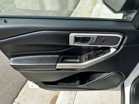 Used 2022 Ford Explorer XLT w/ Equipment Group 202A image 9