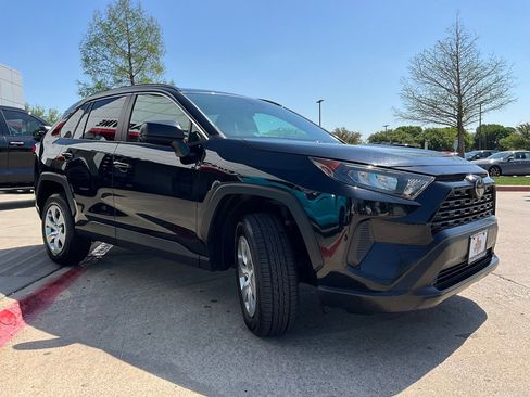 Used 2021 Toyota RAV4 LE image 5