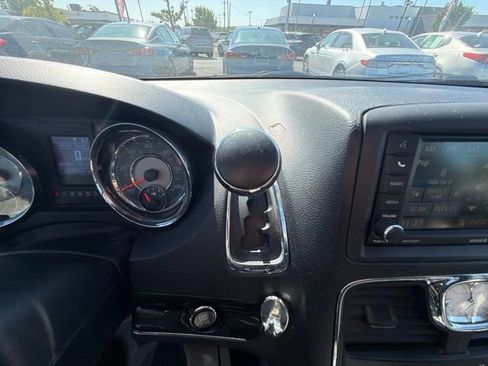Used 2014 Chrysler Town & Country Touring-L w/ Driver Convenience Group FWD image 47