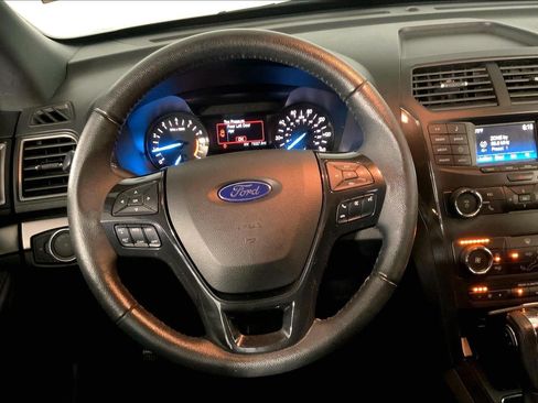 Used 2018 Ford Explorer XLT AWD/4WD image 5