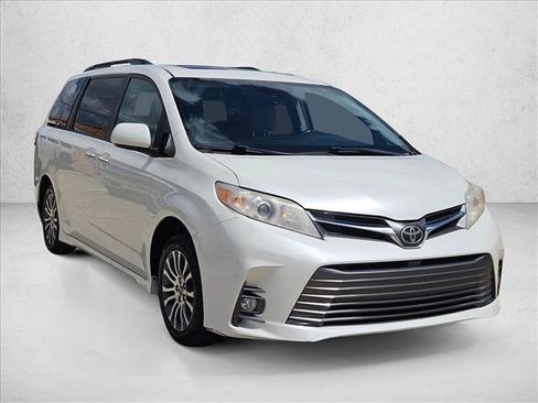 Used 2018 Toyota Sienna XLE FWD image 3