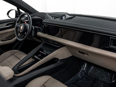 Certified 2025 Porsche Macan 4S Electric AWD/4WD image 17