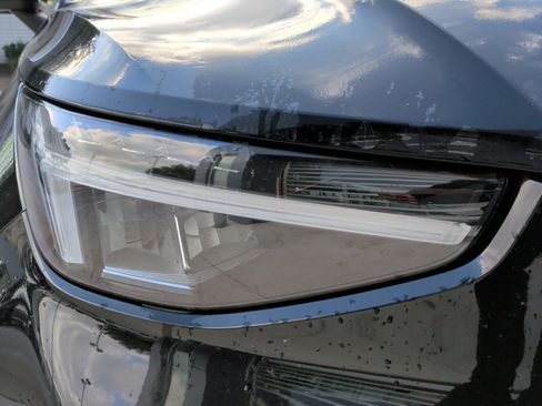 Used 2025 Volvo XC40 B5 Core image 11