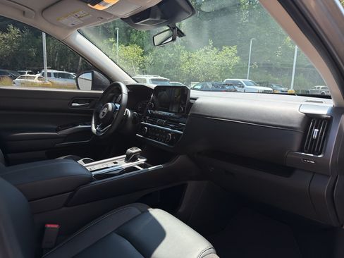 Used 2025 Nissan Pathfinder SL w/ SL Premium Package FWD image 22