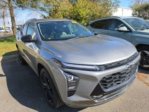 Used 2024 Chevrolet Trax ACTIV w/ Sunroof Package image 2