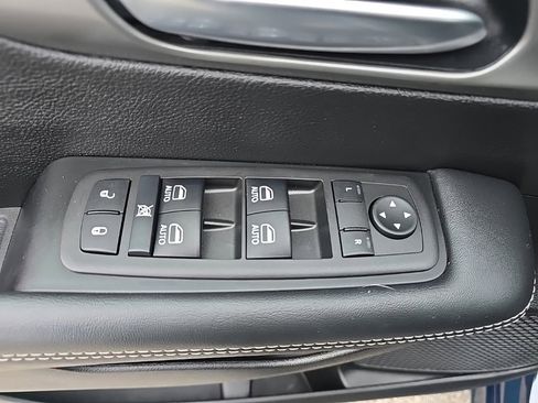 Used 2025 Chrysler Pacifica Select image 20