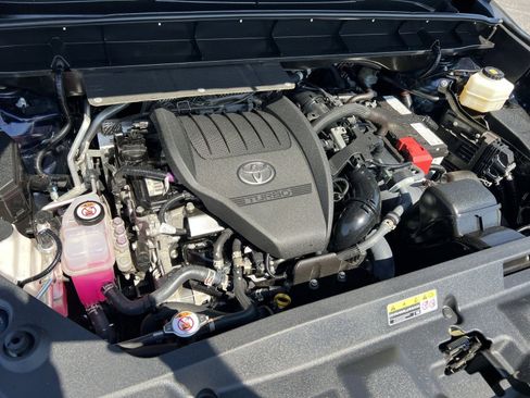 Used 2023 Toyota Highlander LE FWD image 35