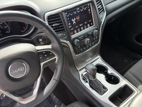 Used 2018 Jeep Grand Cherokee Laredo RWD image 21
