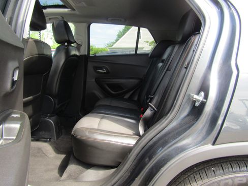 Used 2017 Chevrolet Trax LT w/ Sun & Sound Package FWD image 10