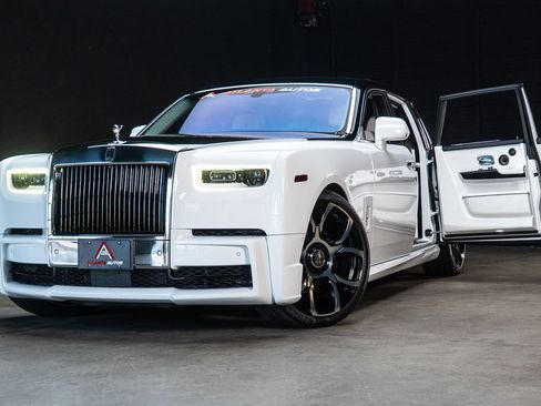 Used 2022 Rolls-Royce Phantom Sedan w/ The Phantom Package RWD image 2